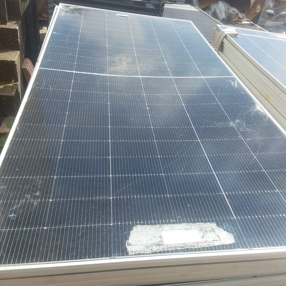 PALLET CONTAINING A VERY LARGE QUANTITY OF SOLAR PANELS