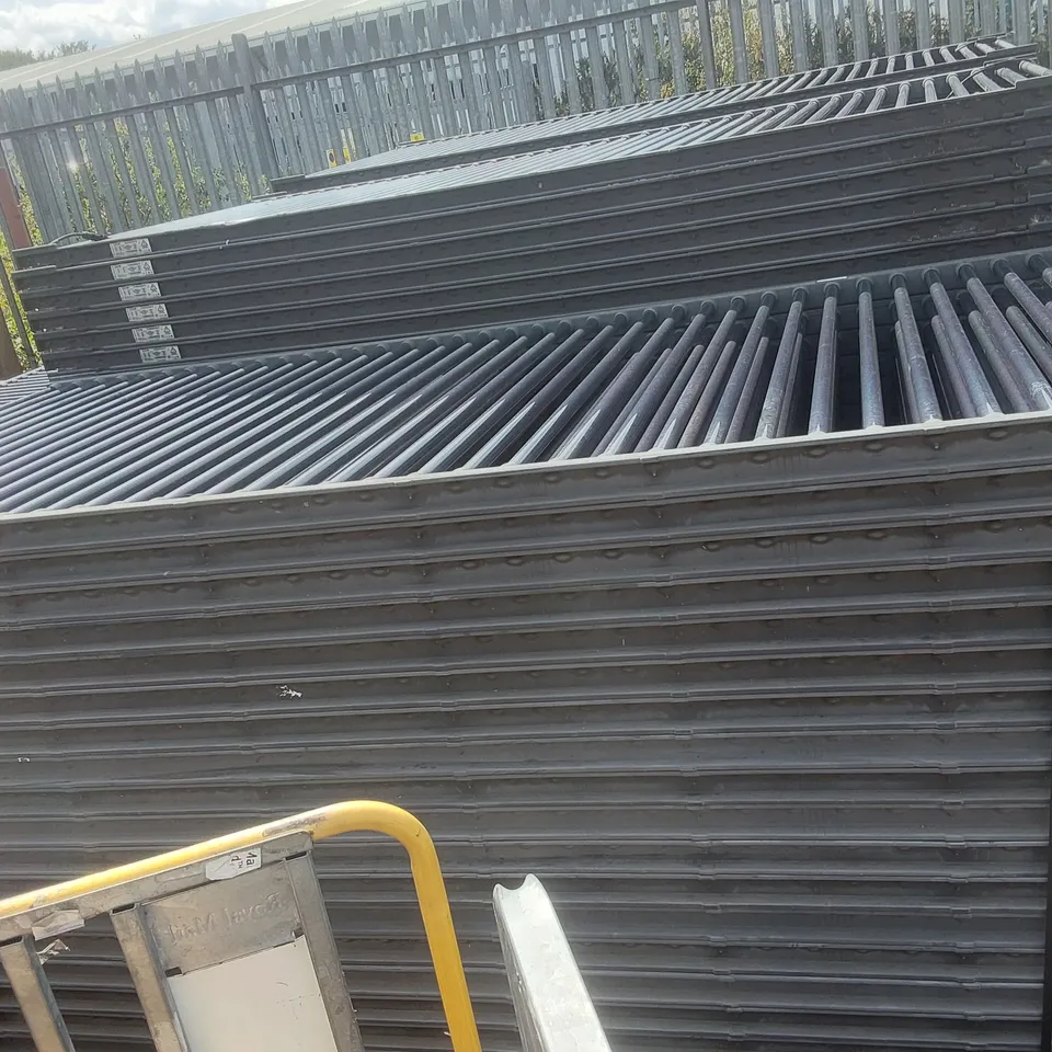 PALLET CONTAINING A VERY LARGE QUANTITY OF SOLAR PANELS