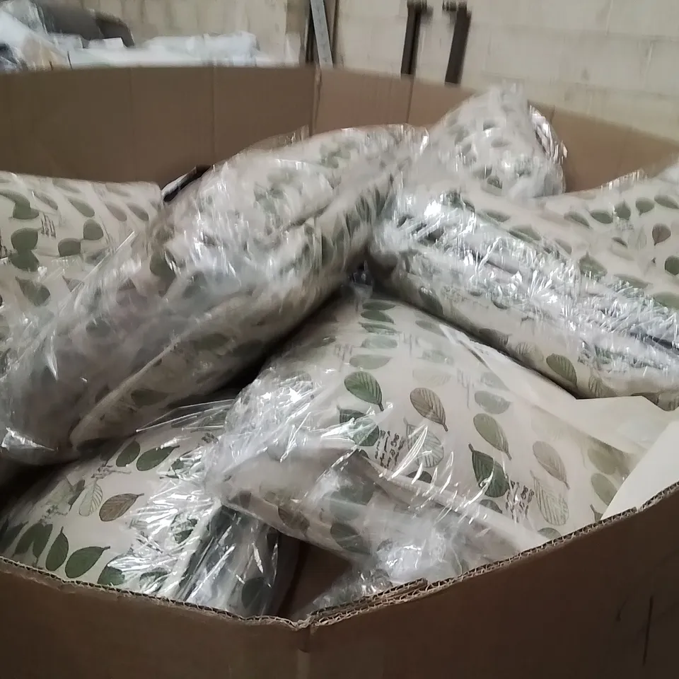 PALLET CONTAINING A LARGE QUANTITY OF PILLOWS