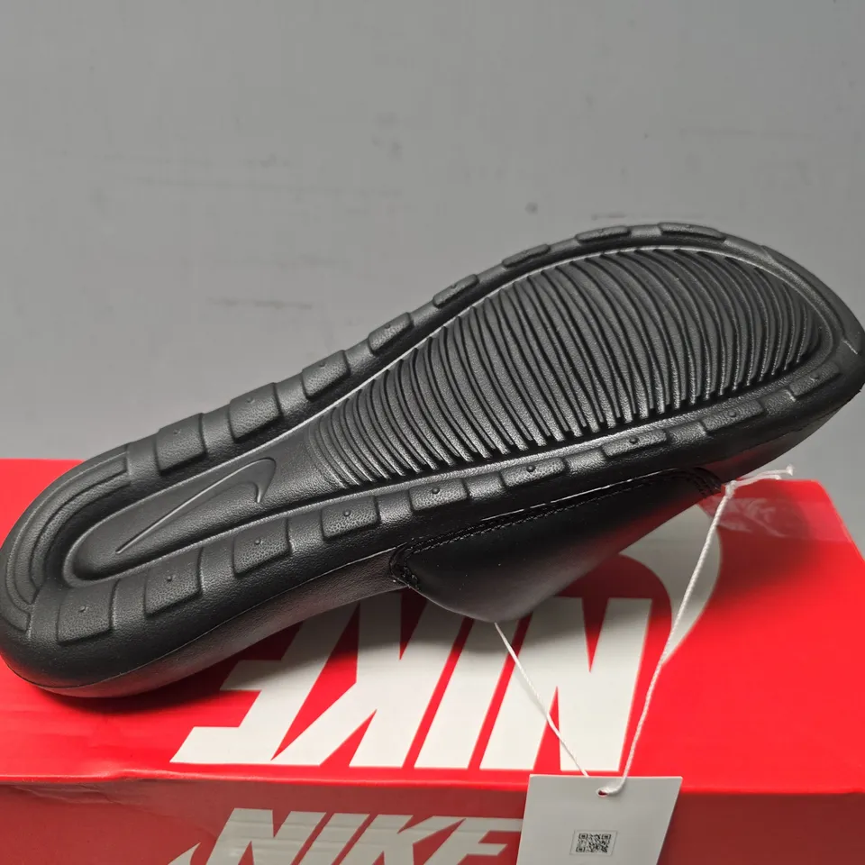 BOXED NIKE WOMENS VICTORI ONE SLIDE IN BLACK - UK 4.5