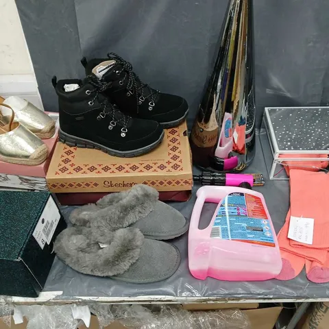 BOX OF APPROXIMATELY 8 ASSORTED ITEMS TO INCLUDE - MODA IN PELLE WEDGE HEELS, EMU SLIPPERS, AND SKETCHERS BOOTS ETC. 