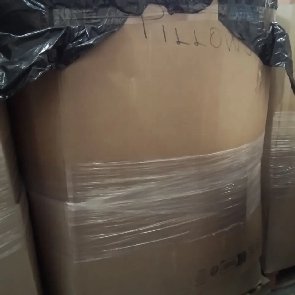 PALLET CONTAINING A LARGE QUANTITY OF PILLOWS 