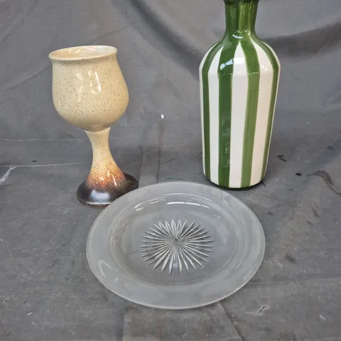 BOX OF APPROXIMATELY 30 HOUSEHOLD ITEMS INCLUDING PLATES, VASES AND GLASSWARE