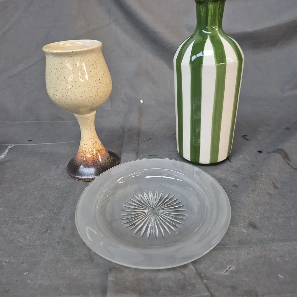 BOX OF APPROXIMATELY 30 HOUSEHOLD ITEMS INCLUDING PLATES, VASES AND GLASSWARE