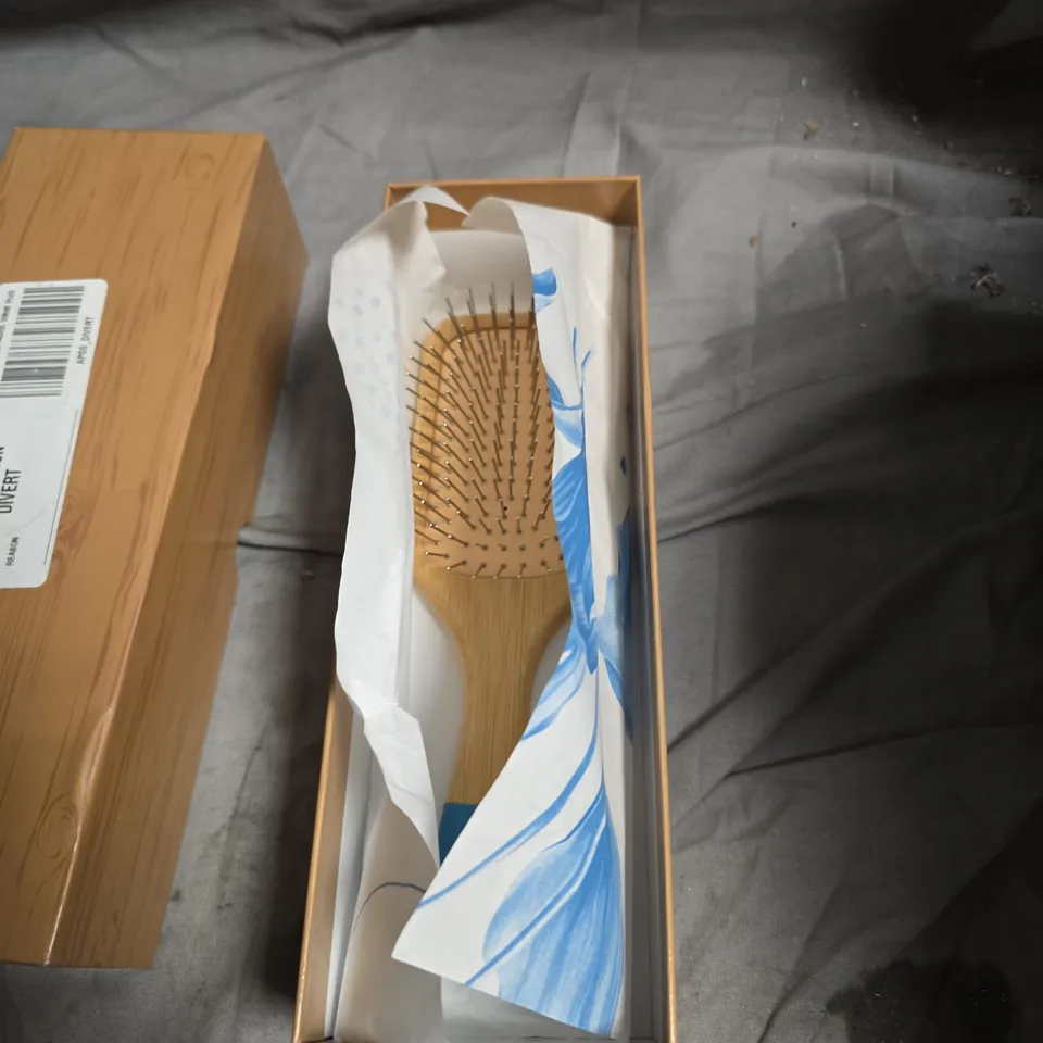 APPROXIMATELY 12 ASSORTED HEALTH AND BEAUTY PRODUCTS INCLUDING FLO EXTRA LONG PADS , ELAVATE HAIRBRUSH AND BYOMA BODY OIL 