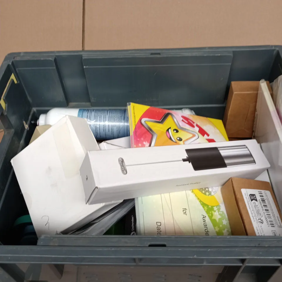 TOTE OF APPROXIMATELY 10 ASSORTED ITEMS INCLUDING ASSISTANT FROTHER, STAR OF THE WEEK CERTIFICATE AND SAMSUNG CHLORINE TASTE AND ODOR REDUCTION REPLACEMENT CARTRIDGE