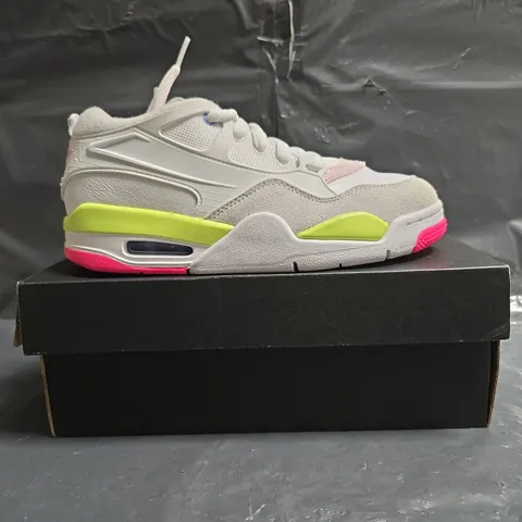 BOXED PAIR OF NIKE AIR JORDAN 4 RETRO KIDS SHOES IN WHITE/MULTI SIZE UK 4