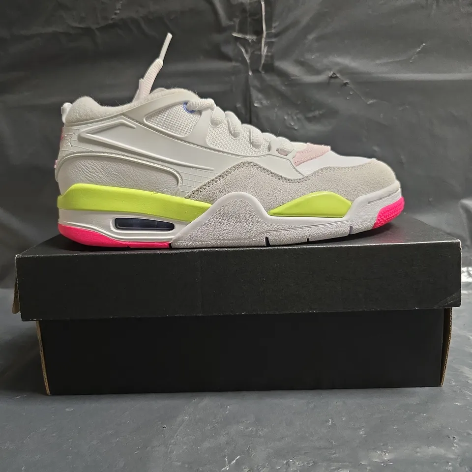 BOXED PAIR OF NIKE AIR JORDAN 4 RETRO KIDS SHOES IN WHITE/MULTI SIZE UK 4