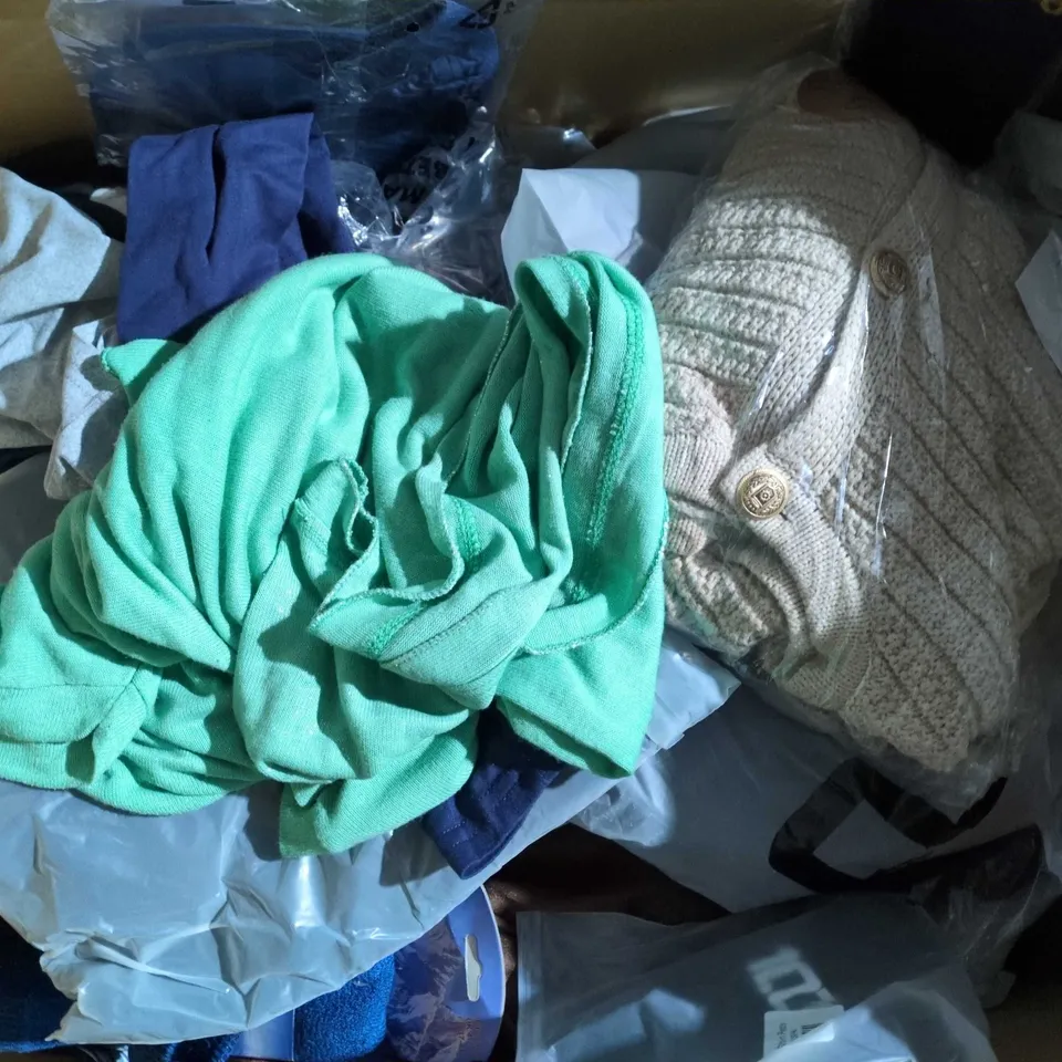 APPROXIMATELY 25 ASSORTED CLOTHING ITEMS IN VARIOUS SIZES, STYLES & COLOURS TO INCLUDE BRANDS SUCH AS UPTHEIR, 100, FRESH FEEL, ETC - COLLECTION ONLY