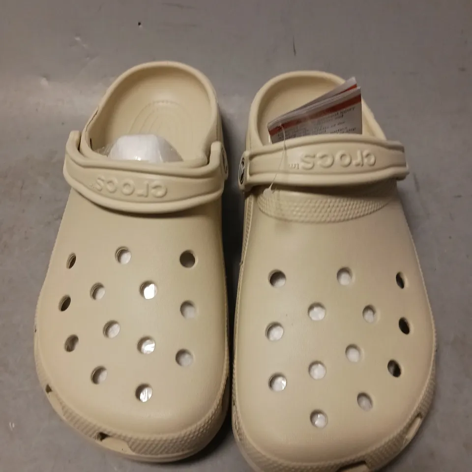 PAIR OF CROCS UNISEX SHOES, ECRU - UK SIZE 6