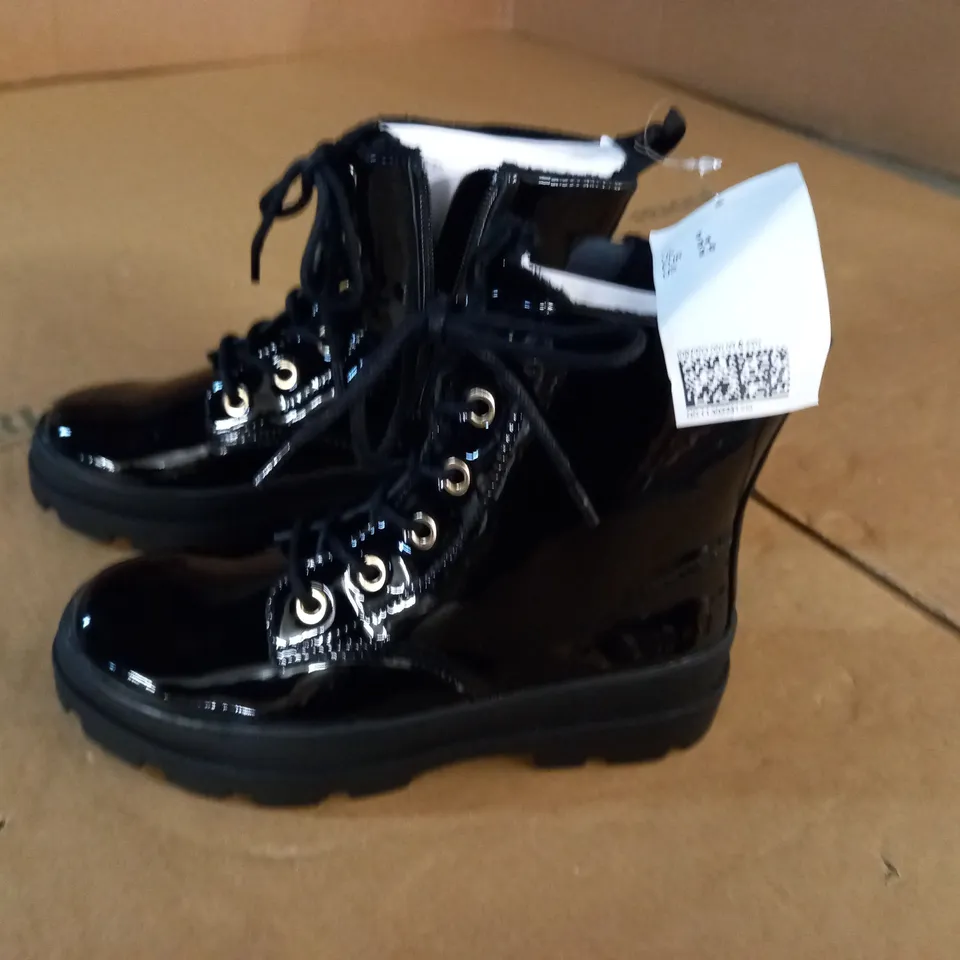 PAIR OF HIGH GLOSS BLACK KIDS BOOTS - UK 2