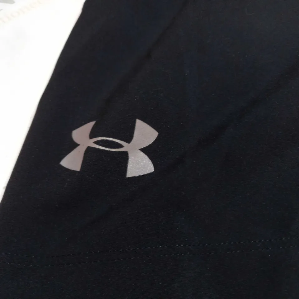 UNDER ARMOUR FITTED SHORTS IN BLACK/RED - LARGE