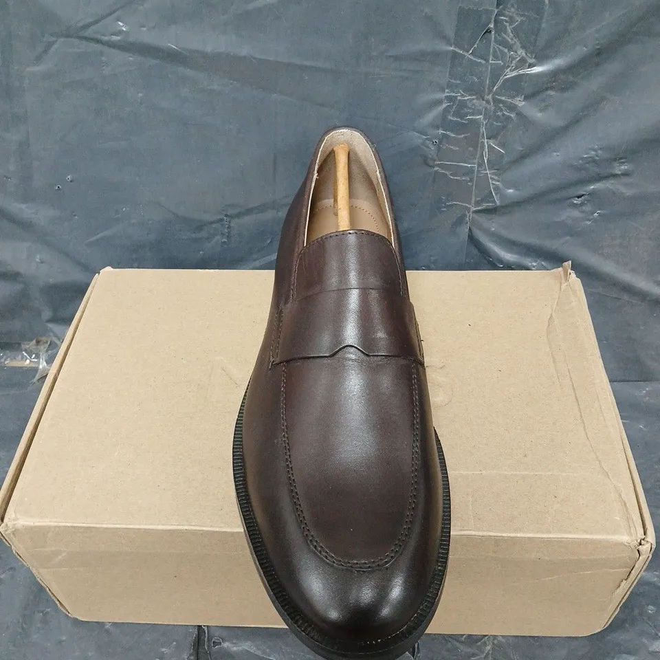 BOXED PAIR OF MOSS BROWN MODERN LEATHER LOAFERS - UK SIZE 10