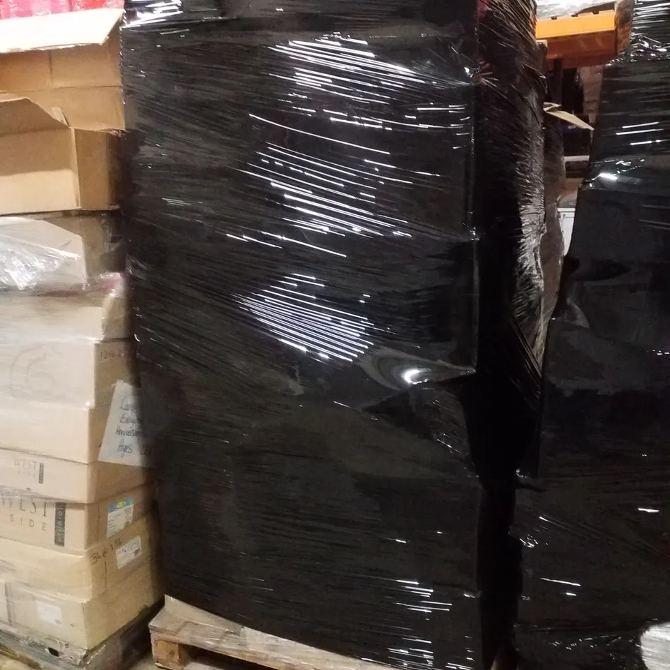 PALLET CONTAINING LARGE QUANTITY OF ASSORTED GREETINGS CARDS