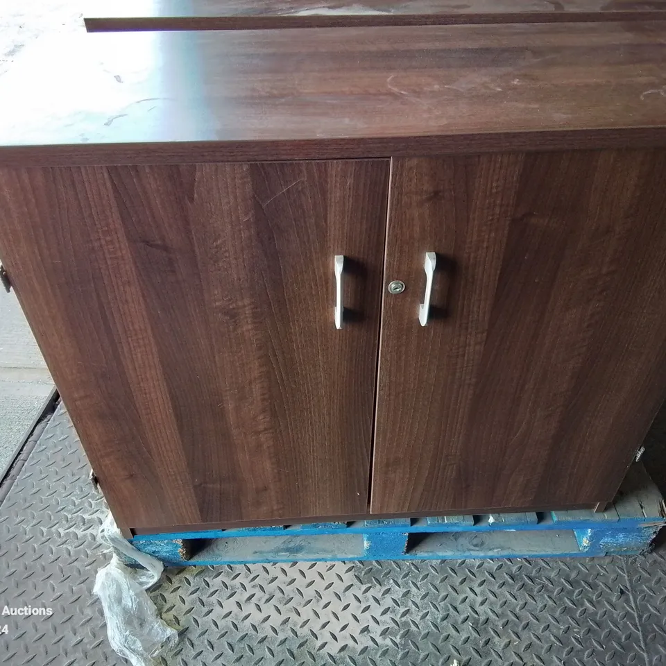 PALLET CONTAINING 2 LARGE 2 DOOR BROWN STORAGE CABINETS 