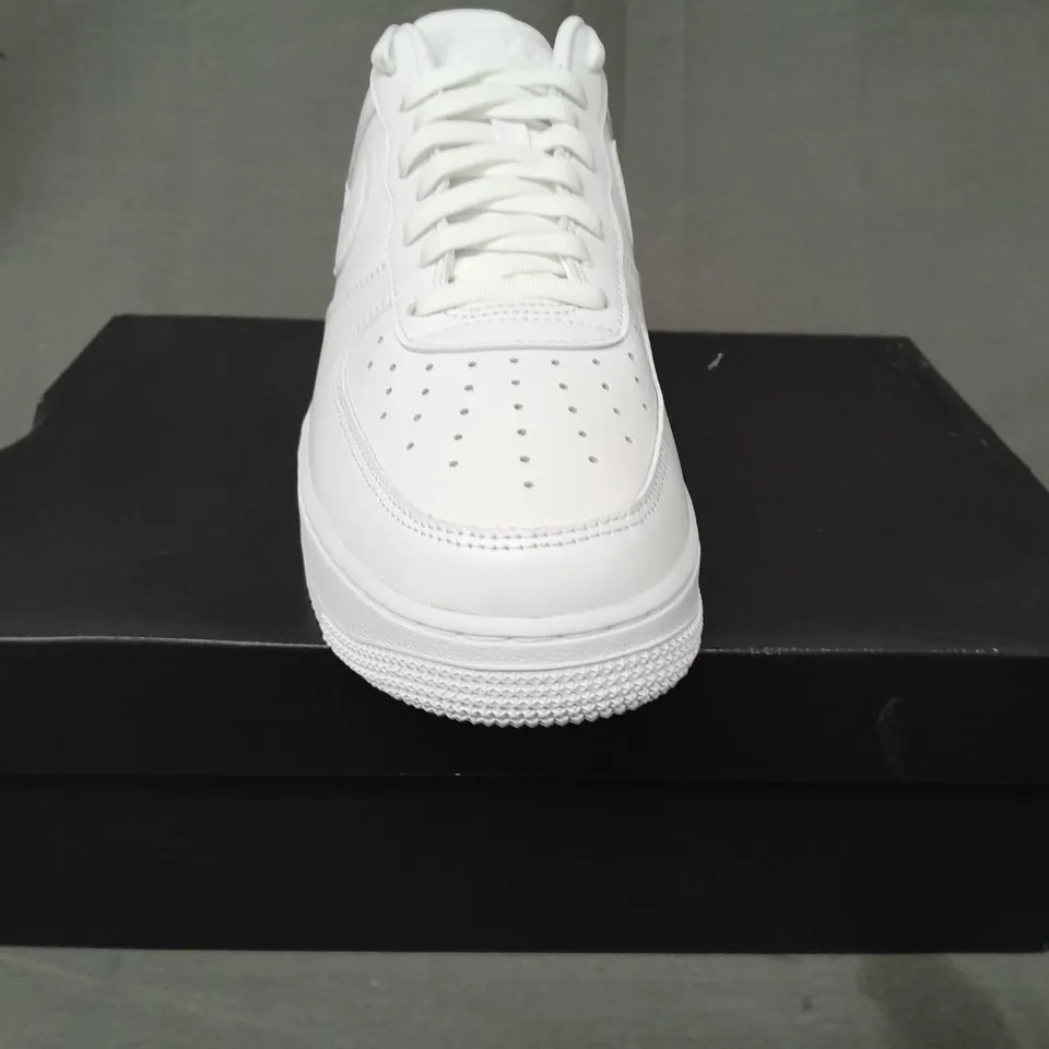 BOXED PAIR OF NIKE AIR FORCE 1 '07 FRESH SHOES IN WHITE UK SIZE 9.5