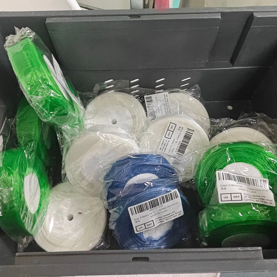 LOT OF APPROXIMATELY 18 ASSORTED HOUSEHOLD ITEMS TO INCLUDE RIBBON AND BLUELOO