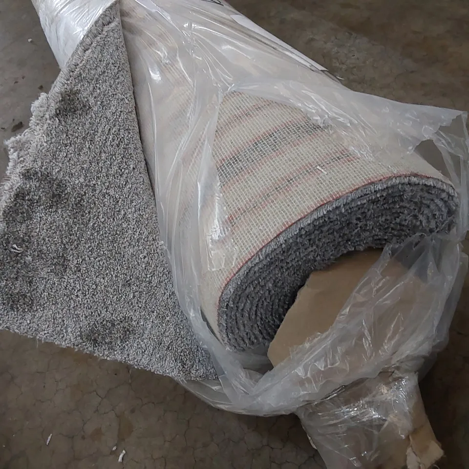 ROLL OF QUALITY SPLENDOUR SLATE CARPET // SIZE: APPROXIMATELY 4 X 8.3m