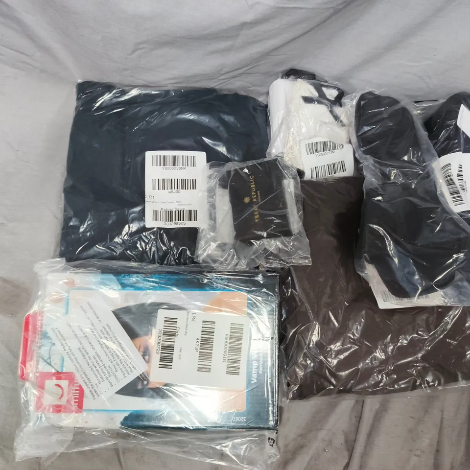 APPROXIMATELY 20 ASSORTED ITEMS TO INCLUDE PERSONLISED JEWELLERY, VAMPIRE WIG, CHINO TROUSERS, ETC