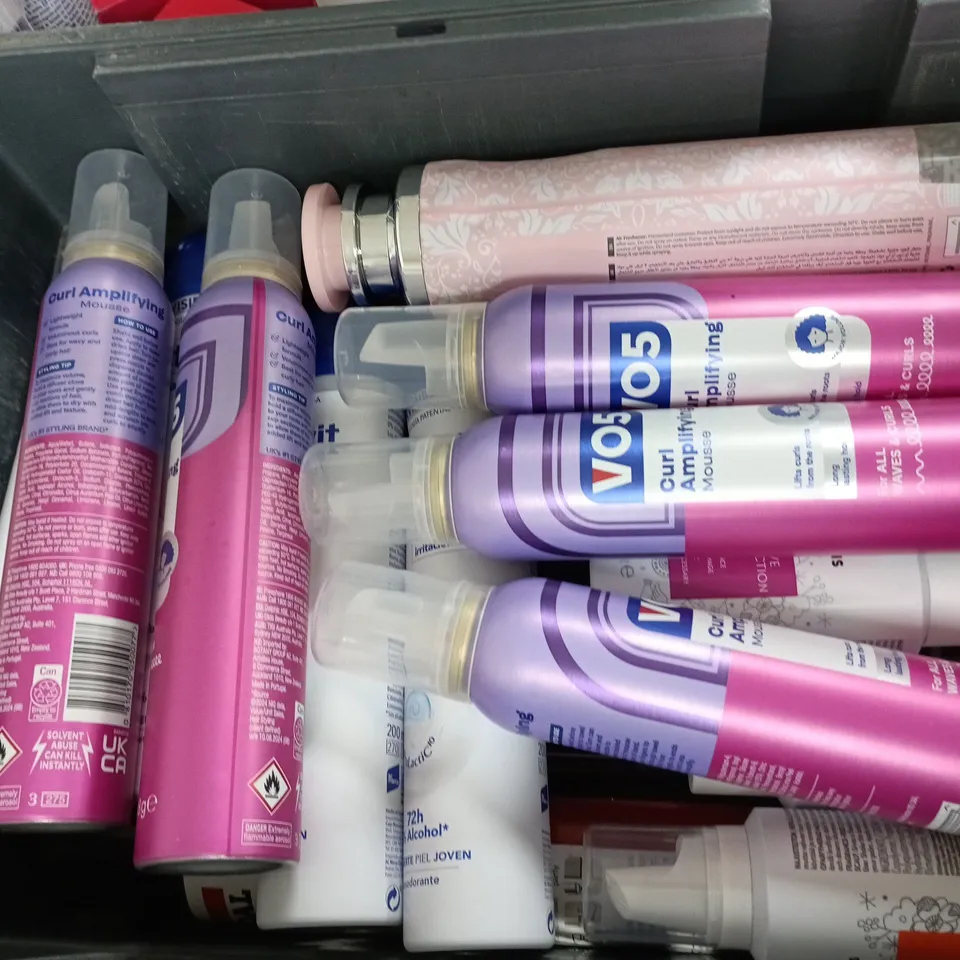 APPROXIMATELY 12 ASSORTED AEROSOLS TO INCLUDE SOUDAL EXPANDING FOAM, VO5 CURL MOUSSE, FOUR REASONS HEAT PROTECTION SPRAY, ETC