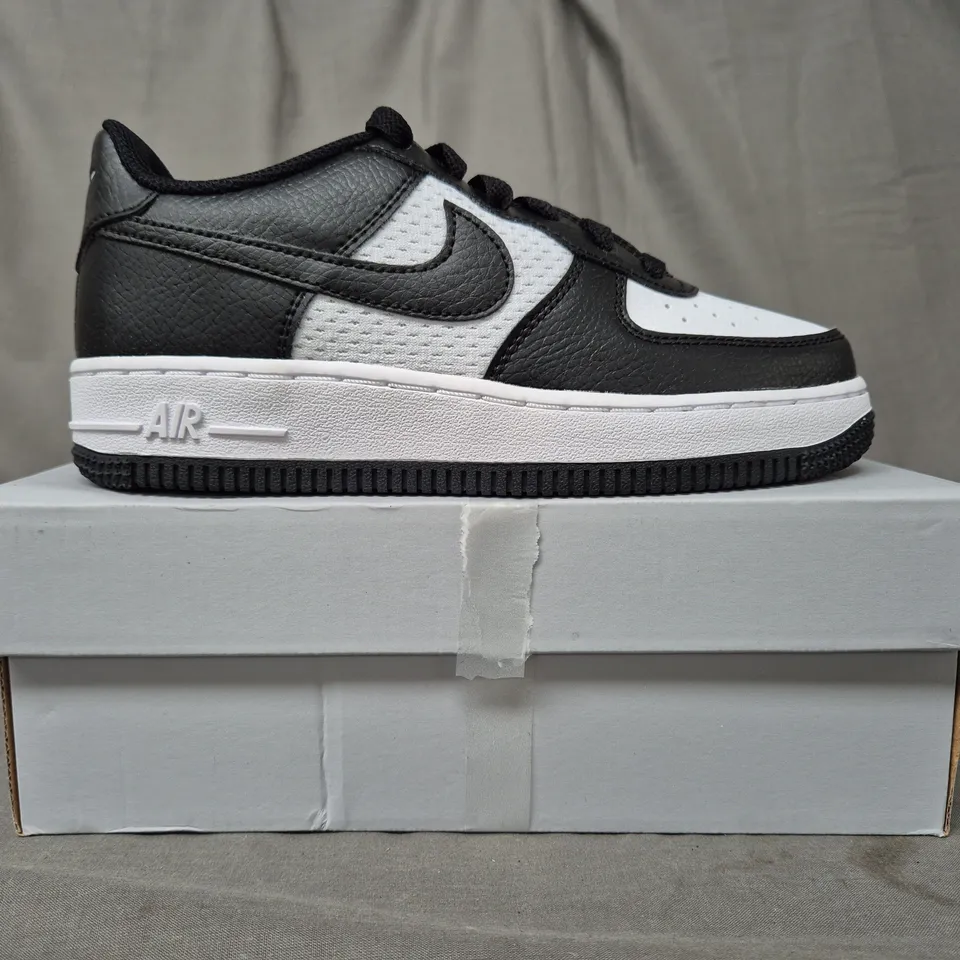 BOXED PAIR OF NIKE AIR FORCE 1 GS SHOES IN BLACK/WHITE UK SIZE 3.5