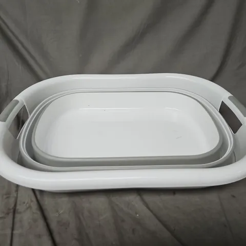 White baby bath tub with built-in contoured insert and nesting outer tub