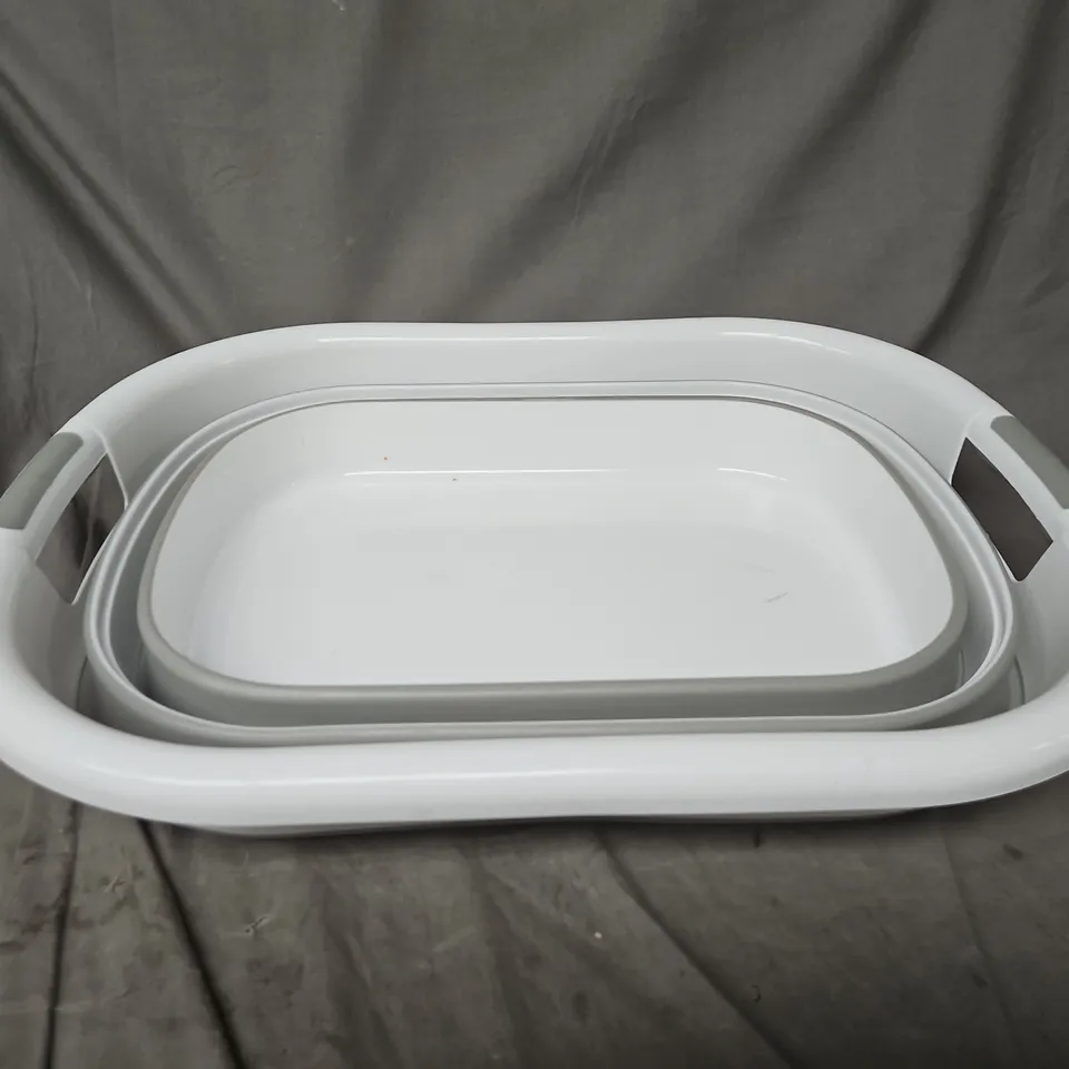 White baby bath tub with built-in contoured insert and nesting outer tub