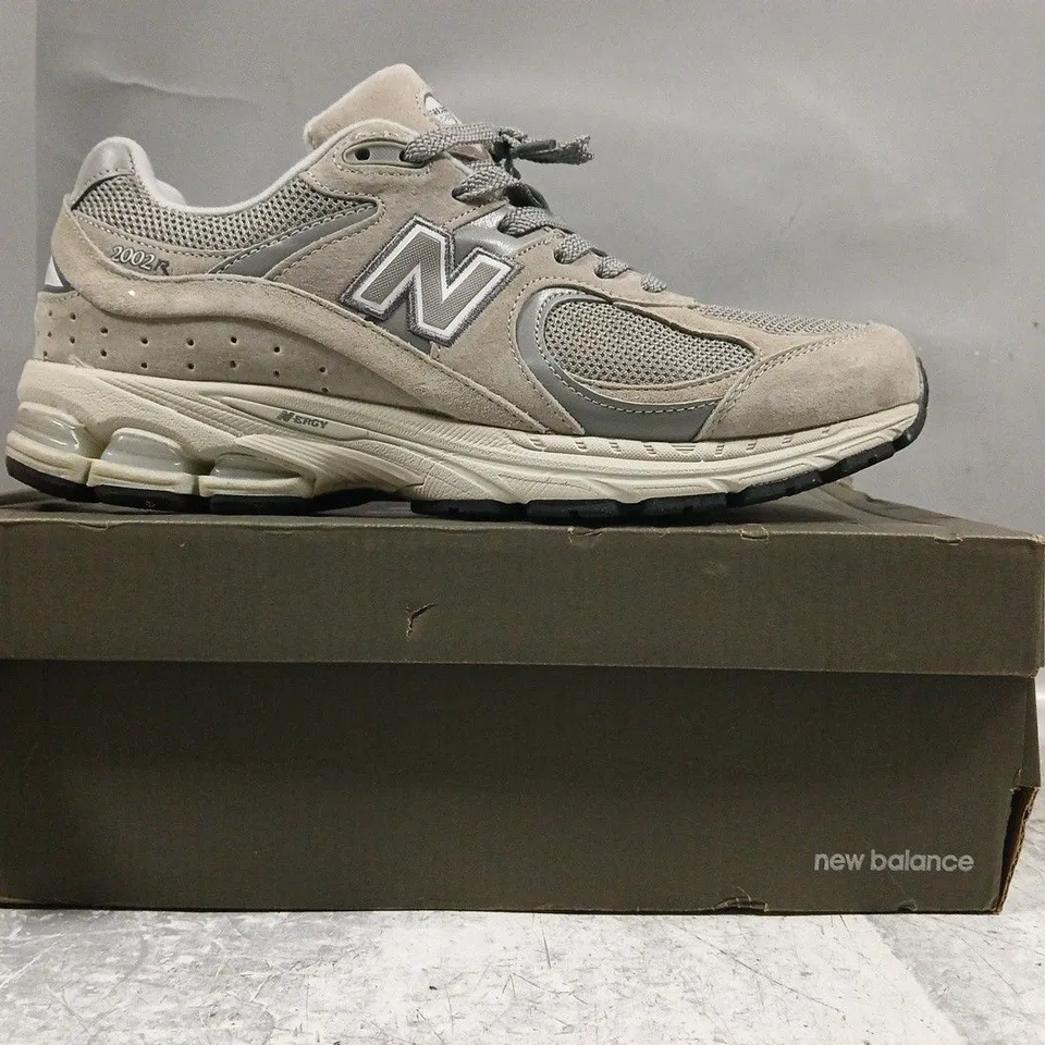 BOXED PAIR OF NEW BALANCE 2002R SHOES IN STONE/GREY SIZE UK 10.5