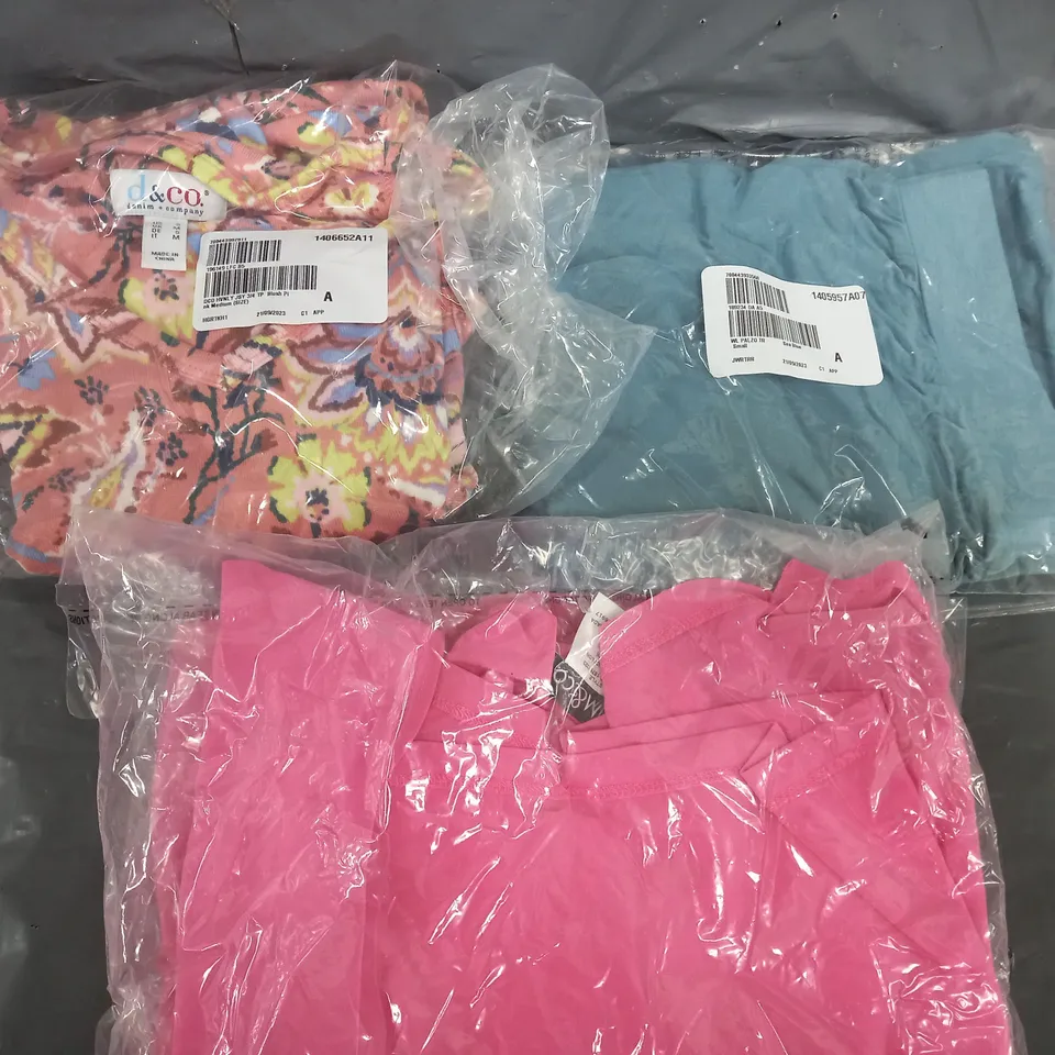APPROXIMATELY 20 ASSORTED CLOTHING ITEMS IN VARIOUS COLOURS AND SIZES