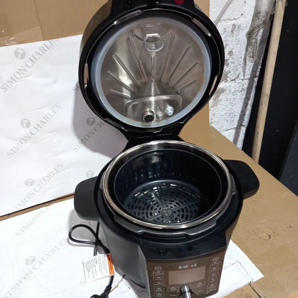 INSTANT POT DUO CRISP WITH ULTIMATE LID MULTI-COOKER AND AIR FRYER