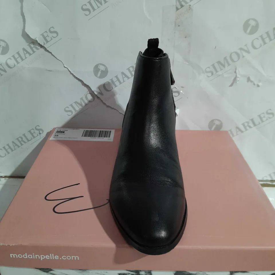 BOXED PAIR OF MODA IN PELLE LILITH ANKLE BOOTS IN BLACK LEATHER SIZE 5