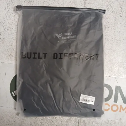 BAGGED BUILT DIFFERENT CREW T-SHIRT IN BLACK SIZE 3XL