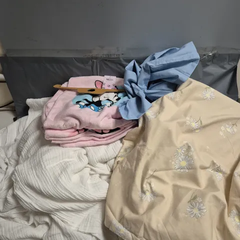 APPROXIMATELY 10 ASSORTED ITEMS TO INCLUDE BEACH TOWEL, BEDDING, PILLOW CASE, ETC