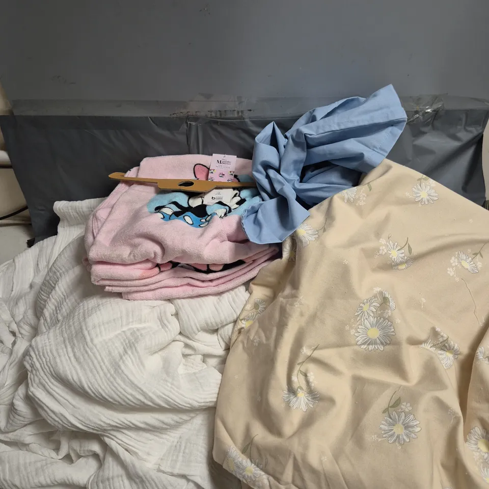 APPROXIMATELY 10 ASSORTED ITEMS TO INCLUDE BEACH TOWEL, BEDDING, PILLOW CASE, ETC