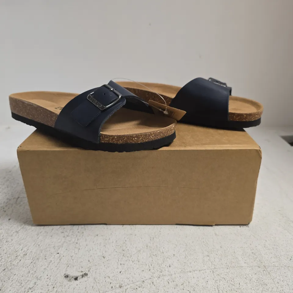 BOXED PAIR OF EVERAU OPEN TOE SANDALS IN NAVY SIZE EU 37