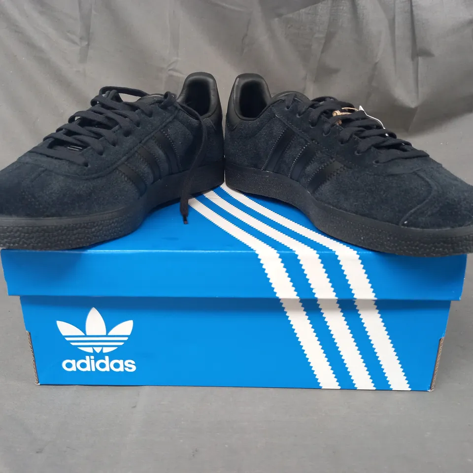 BOXED PAIR OF ADIDAS GAZELLE SHOES IN BLACK UK SIZE 6.5