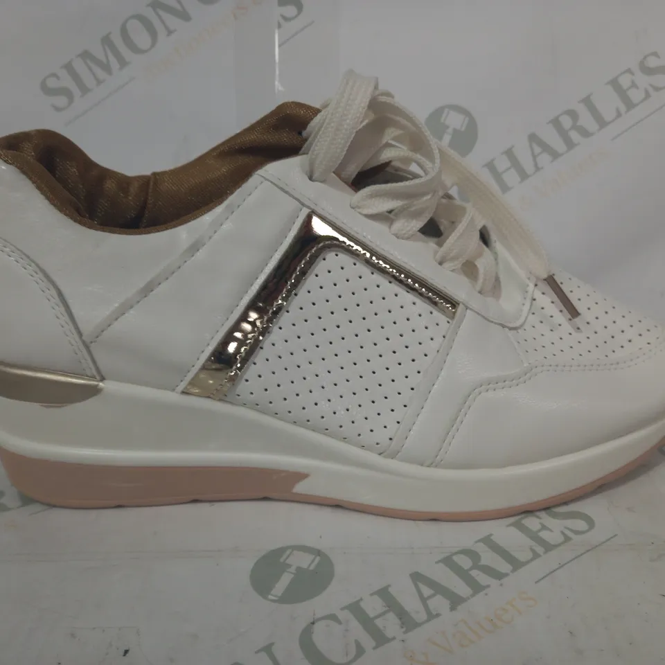 PAIR OF DESIGNER TRAINERS IN WHITE/METALLIC GOLD SIZE UNSPECIFIED