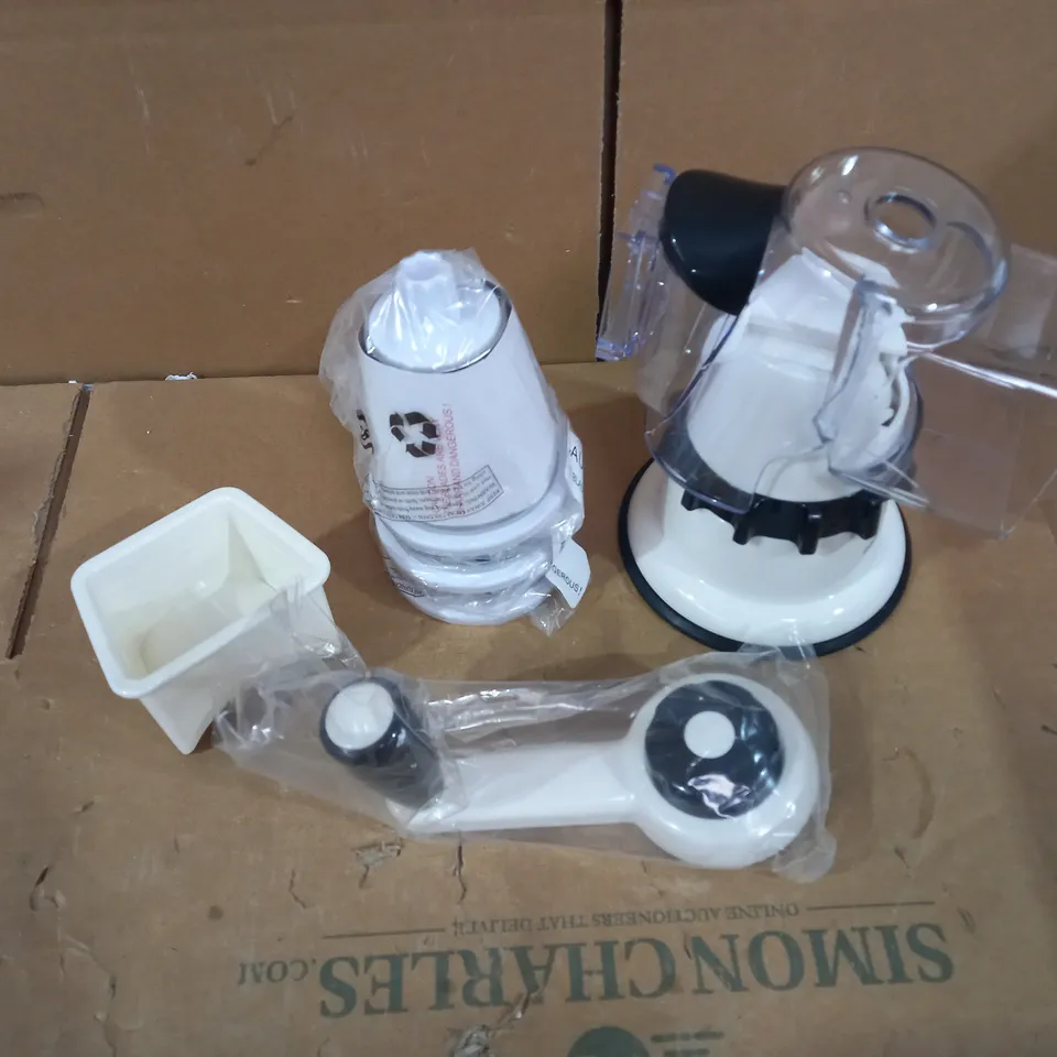 COOKS ESSENTIALS GRATRER AND SLICER