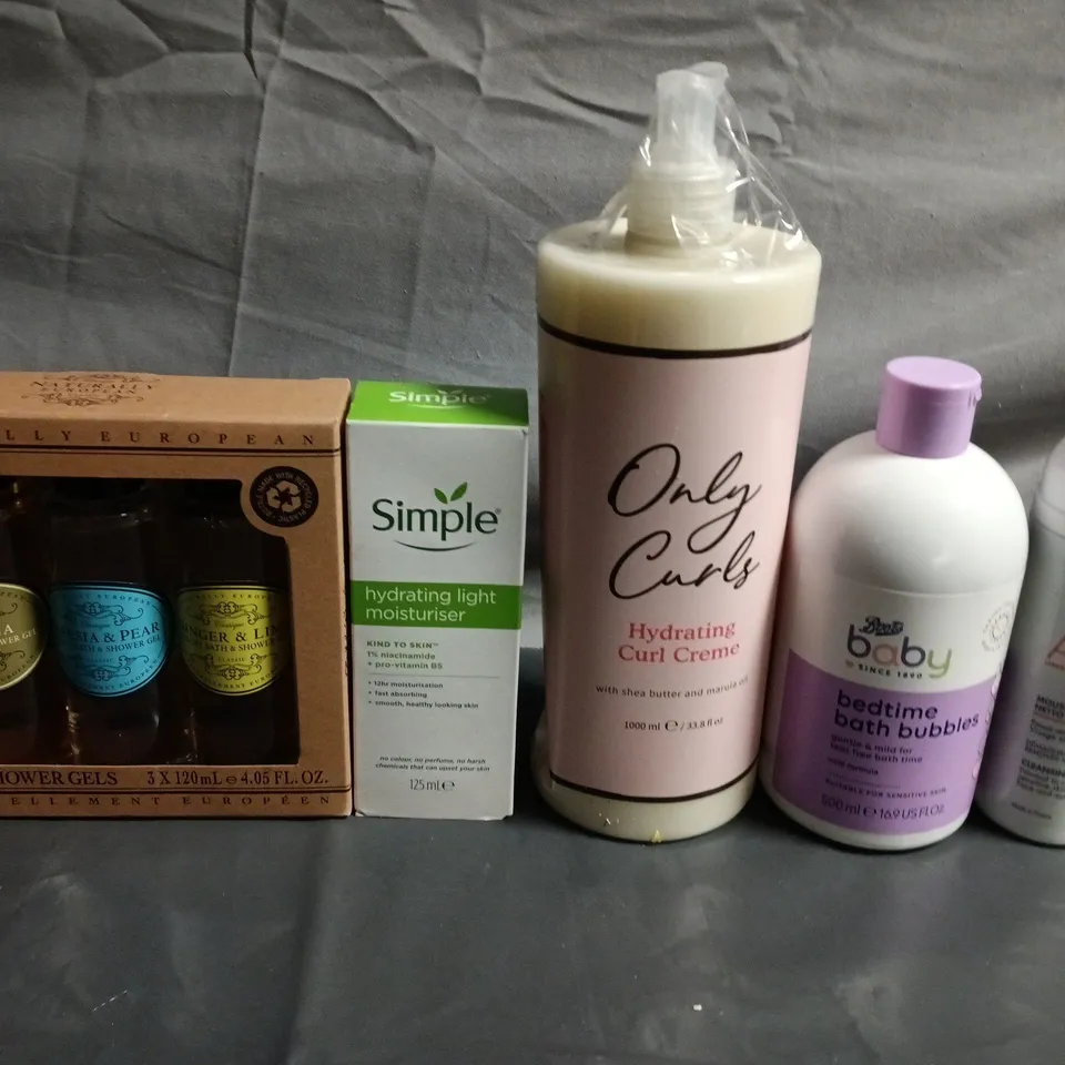 APPROXIMATELY 15 ASSORTED HEALTH & BEAUTY PRODUCTS TO INCLUDE GIFT SETS, SIMPLE AND AVENE