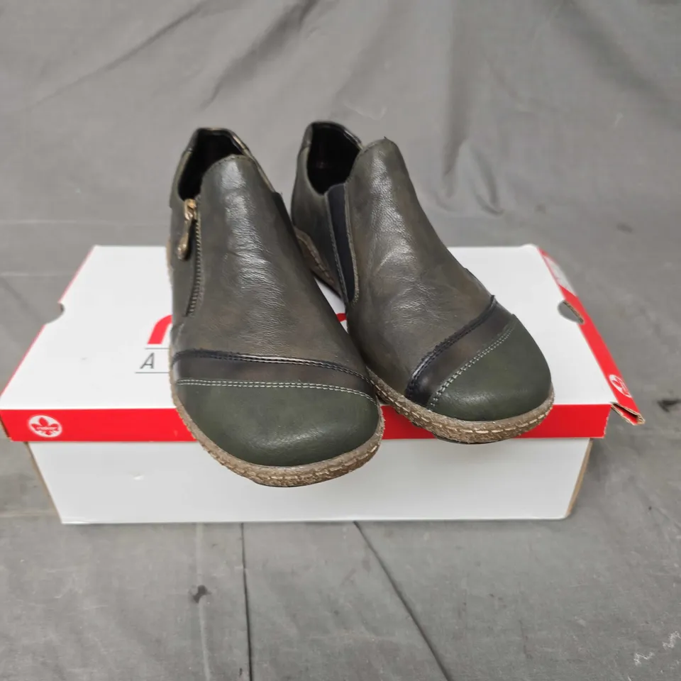 BOXED PAIR OF RIEKER GREEN COMBINATION ZIP SHOES - 6