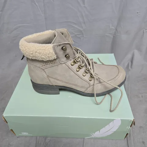 FREE SPIRIT WOMEN'S TAUPE SUEDE BOOTS WITH FAUX SHEARLING COLLAR – LACE-UP SIZE 7