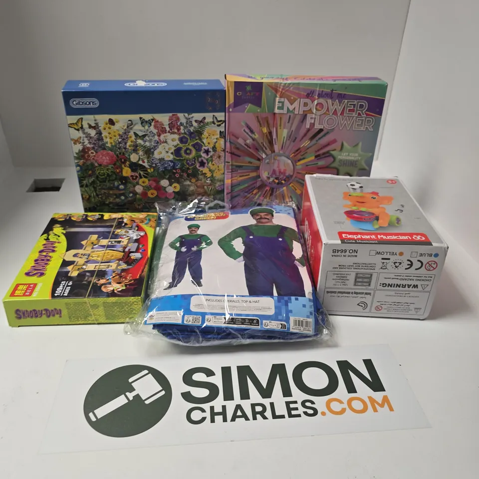 APPROXIMATELY 20 ASSORTED TOYS, GAMES, GIFTS AND NOVELTIES TO INCLUDE GIBSONS GARDEN PARTY PUZZLE, COSTUMES, ELEPHANT MUSICIAN, ETC - COLLECTION ONLY