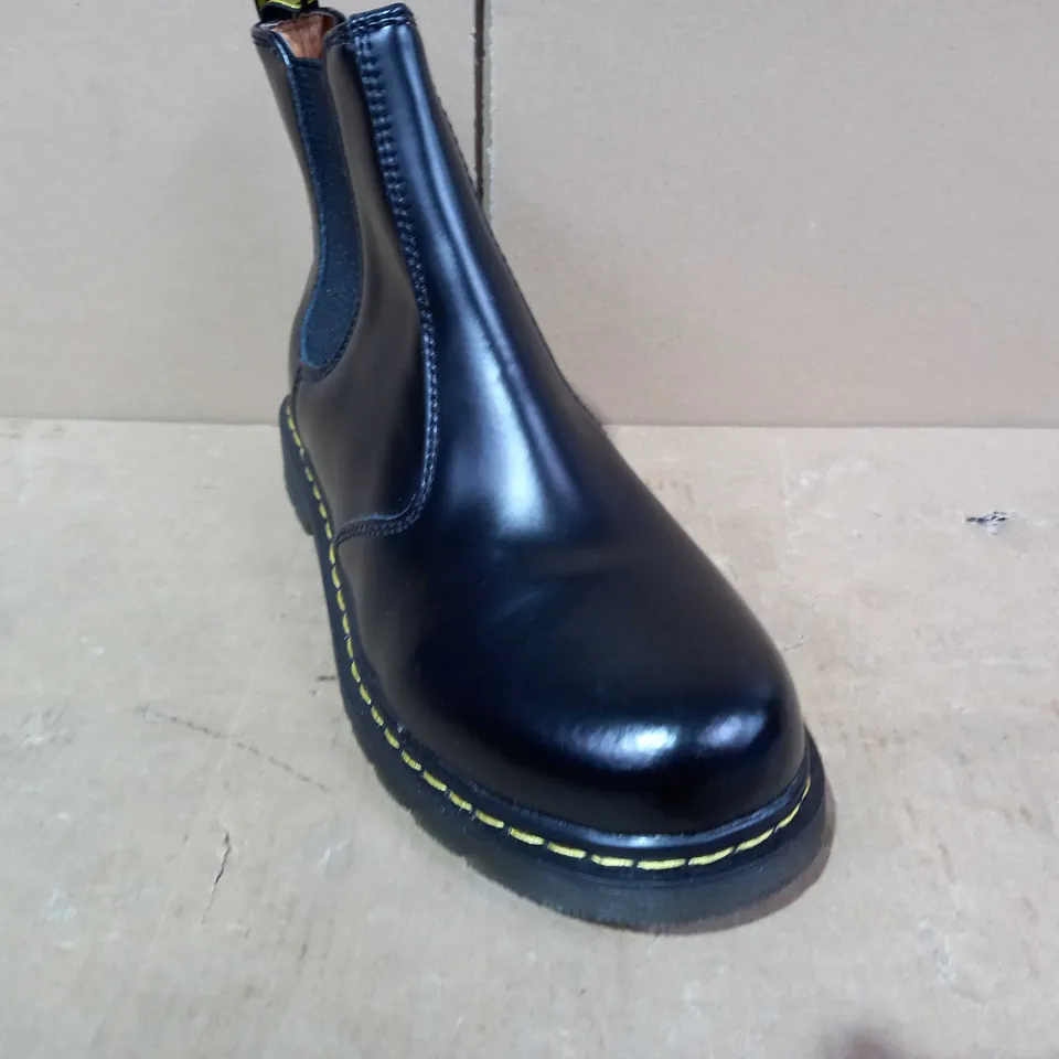 PAIR OF DR. MARTENS BOOTS IN BLACK EU SIZE 38