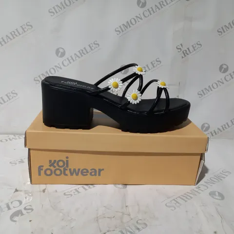 BRAND NEW BOXED PAIR OF KOI VEGAN BLOOMING DAISY OASIS STRAPPY SLIDERS IN BLACK - UK SIZE 7