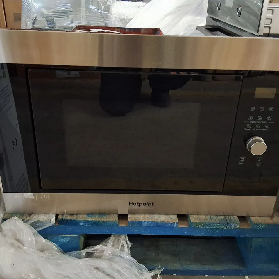UNBOXED HOTPOINT MICROWAVE OVEN – STAINLESS STEEL