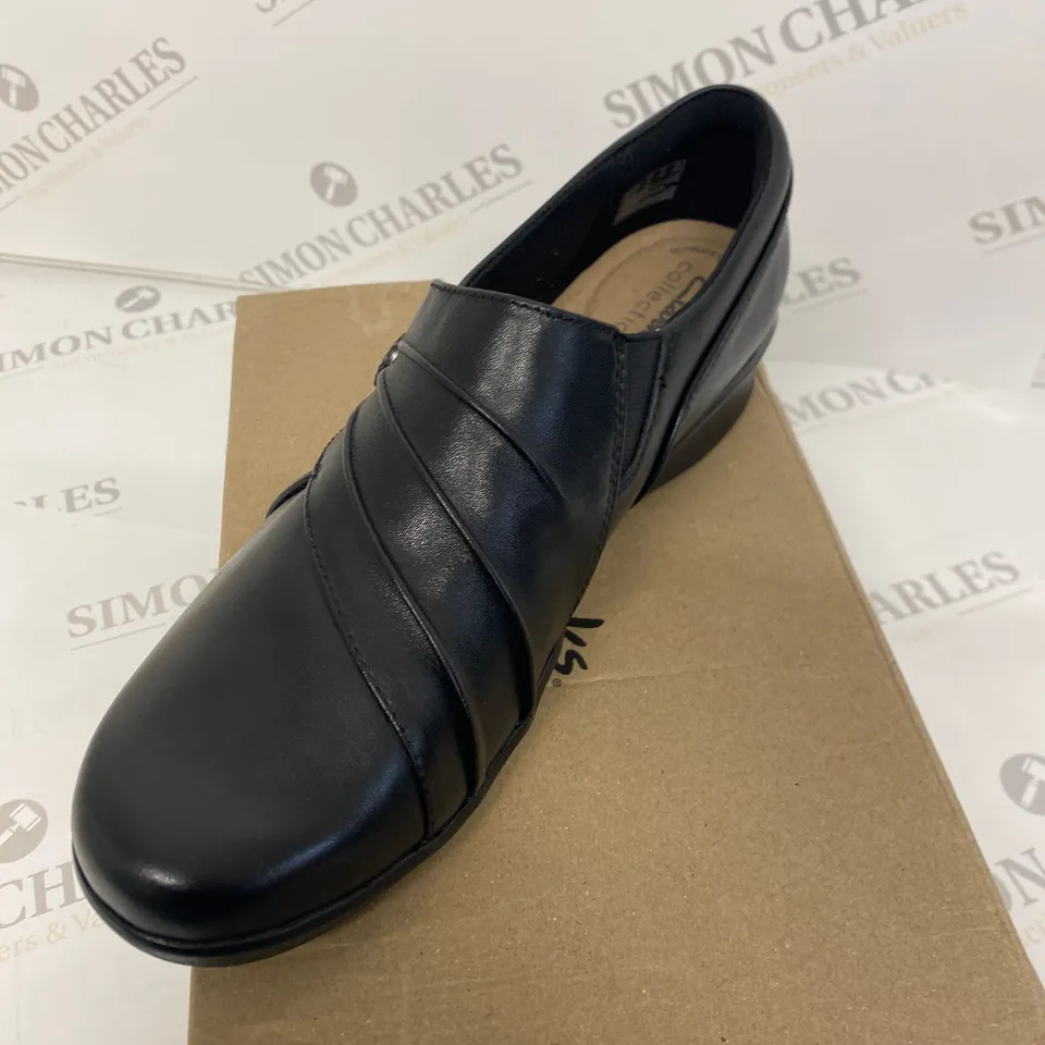 BOXED PAIR OF CLARKS BLAKC SHOES SIZE 6.5
