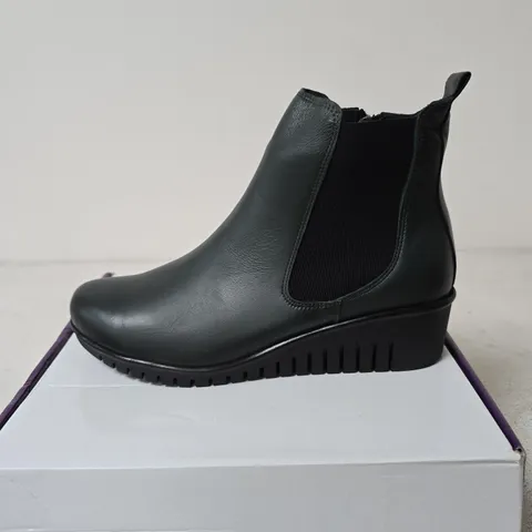 BOXED LOTUS DRESDEN LEATHER BOOTS, GREEN - SIZE EUR 41