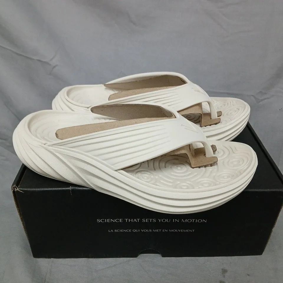 BOXED PAIR OF VIONIC MONSTER TIDE TOE-POST SANDALS IN CREAM SIZE 5