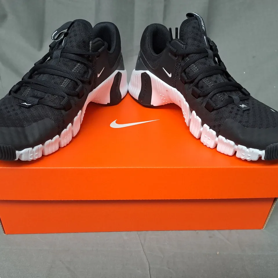BOXED PAIR OF NIKE FREE METCON 5 SHOES IN BLACK/WHITE UK SIZE 5