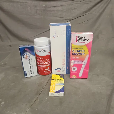 TOTE OF APPROXIMATELY 20 ASSORTED HEALTHCARE PRODUCTS TO INCLUDE PREGNANCY TESTS - VITA BRIGHT VEGAN APPLE CIDER GUMMIES AND RESCUE NIGHT LIQUID MELTS